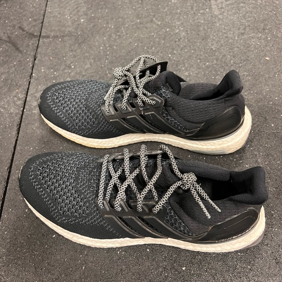 Adidas Ultraboost 2.0 Black Sz. 9 (With Reflective Laces) - Picture 3 of 6